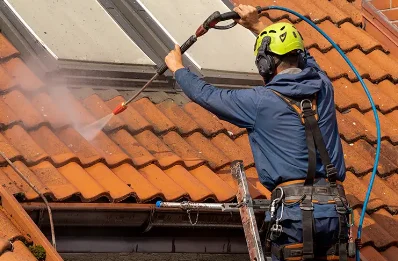 Démoussage et hydrofuge de toiture à Courteuil